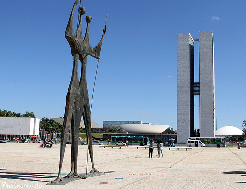 Praça dos 3 poderes em Brasília: a democracia brasileira à espera da reação do Congresso e do STF contra o Decreto n.º 8.243/2014