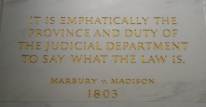 O mais famoso trecho de Marbury, insculpido na parede da Suprema Corte americana