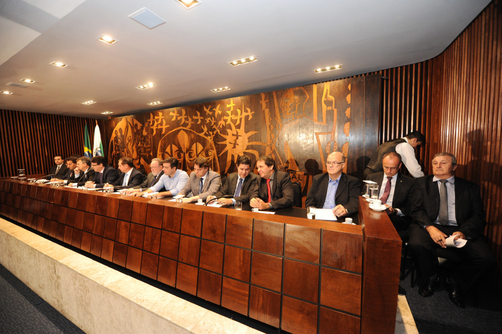 Audiência pública realizada pela Assembleia Legislativa em 28/03/2016: frente parlamentar vai exigir cumprimento final dos contratos e combater prorrogação (Foto: Pedro Ribeiro/ALEP)